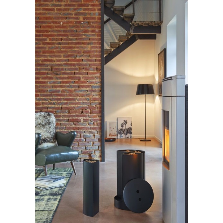Almacenamiento de pellets negros Fractio para chimeneas y estufas de leña - Capska